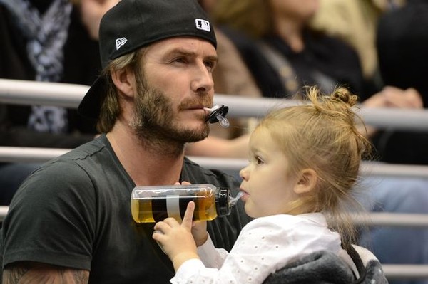 Beckham bế Harper
