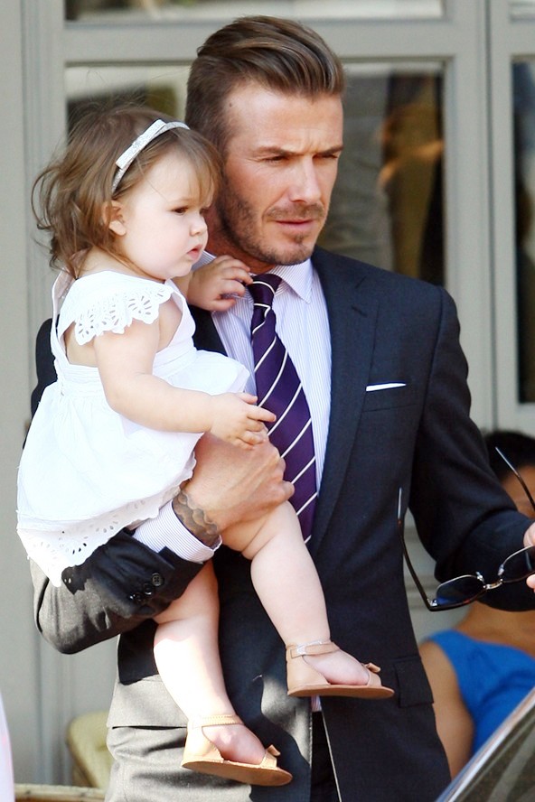 Beckham bế Harper
